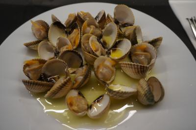 入口は小さいですが中は広いです。