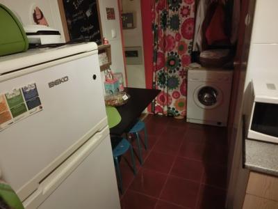 共用キッチンその２　奥にあるのは洗濯機？