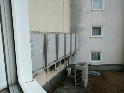 窓から撮影。この機械からでている振動と重低音が不快感の原因