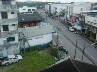 駅へと続くメインストリートを客室から