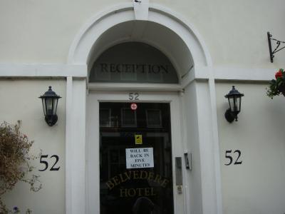 ホテルに着くと入口に貼紙が。　暫く外で待つ羽目に・・・