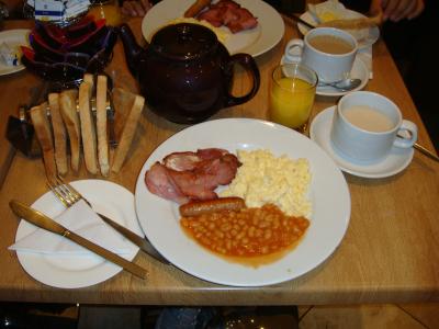 朝食はイングリッシュブレックファースト。地下の食堂で食べます