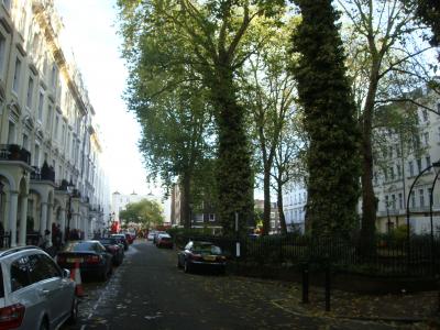 ホテルの入口は左側の白い建物の奥の方にあります。