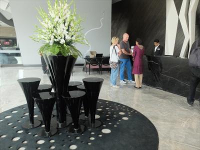 シンプルなインテリアのロビー。