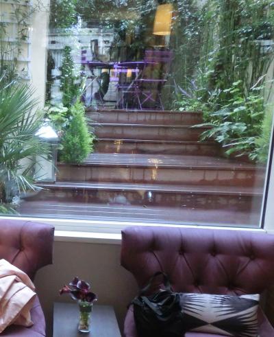 ロビーから地下へ下りる階段踊り場