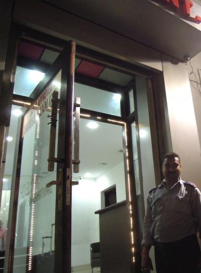 ホテルの入口、警備員さんが常駐です。