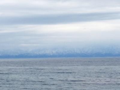 目の前は富山湾、その向こうは立山連峰