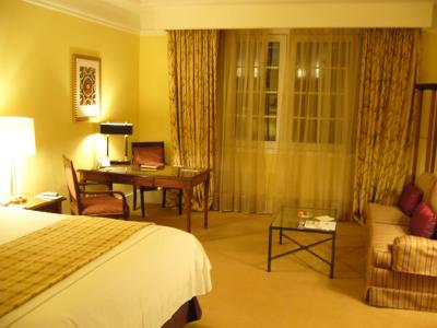 大きなベッドがあっても、狭さを感じない快適な部屋。