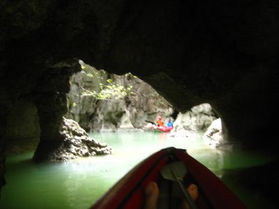 鍾乳洞のトンネルを潜って島の真ん中に！