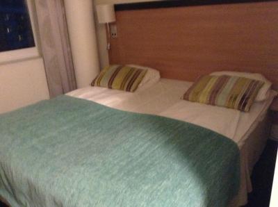 ベッドマットはつながっていますが、これでもツインなのだそうで