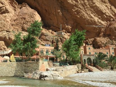 渓流と崖がきれいですが・・・残念ながらクローズ。。