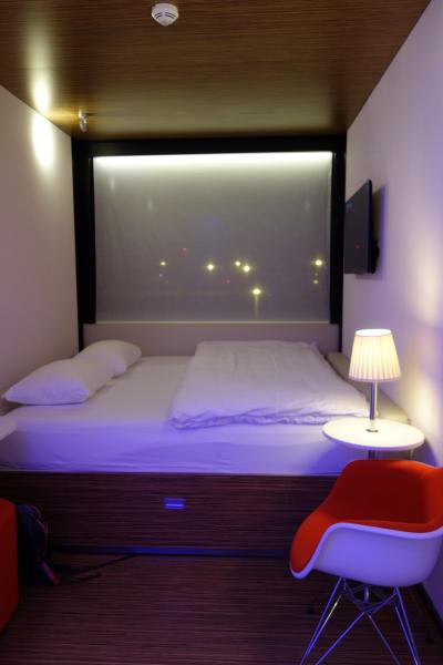 ベッドが窓にベタ付