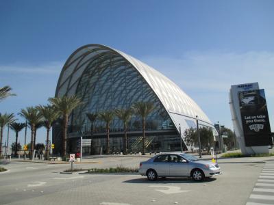 外観がとにかくド派手な駅