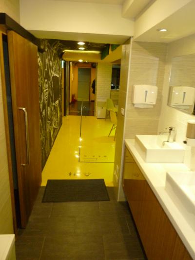 バスルームからロビーそしてその先のフロントを眺める！