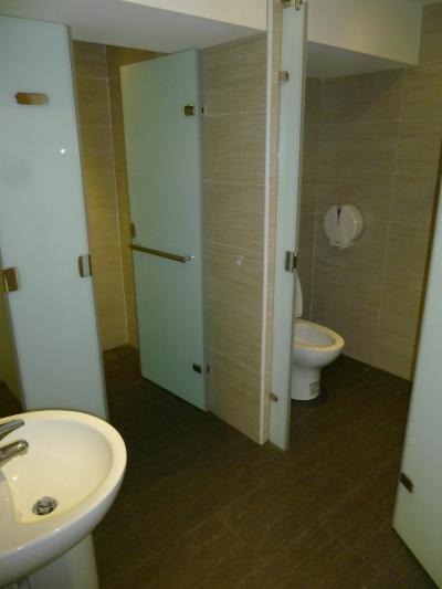 男性トイ&#12798;にシャワー２つずつ・・・絶対的に少な