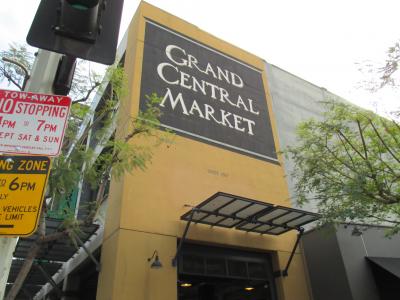 ダウンタウンにある活気のある市場