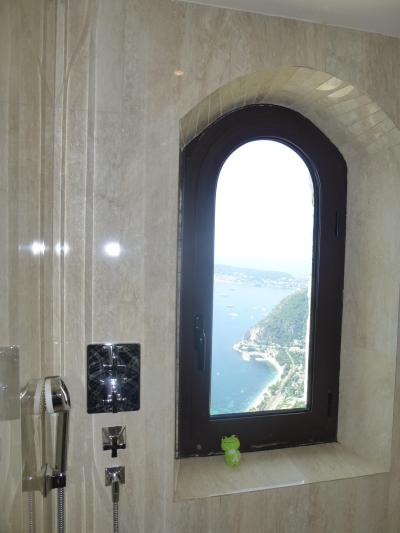 窓からは地中海