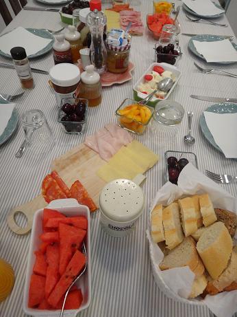 朝食は宿泊者皆でダイニングで。奥様手作りの朝食は最高に美味し