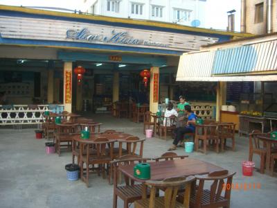 屋外席のある焼き鳥屋