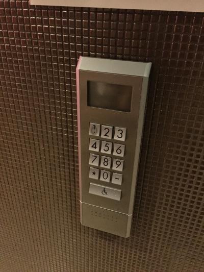 エレベーターに乗る時に、行きたいフロアの番号を入力する