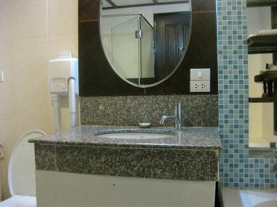 バスルームにはバスタブ&シャワーブースがあります