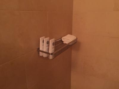 歯ブラシ以外は全て完備です。スリッパもありました。