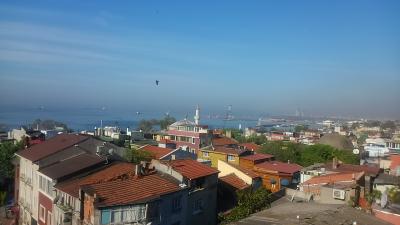 テラスからの眺め、マルマラ海がすぐです。