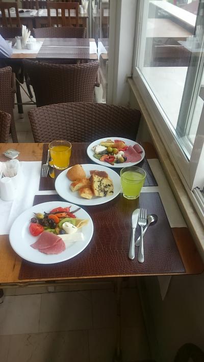 朝食は８時からで少し遅め、バイキングです。