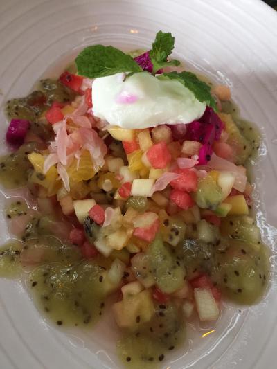 朝食の季節のフルーツ