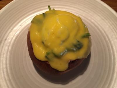 朝食のエッグベネディクト