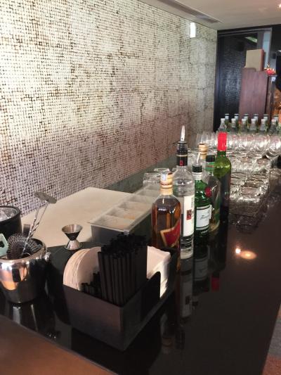 チェックアウト後に利用できる部屋のバーカウンター