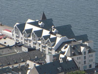 アクスラ山頂からホテルを望む