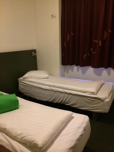 ベッドは簡単に動くのくっつけられます。