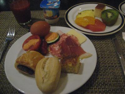 朝食。生ハムや果物など、わりと充実していて美味しかったです。