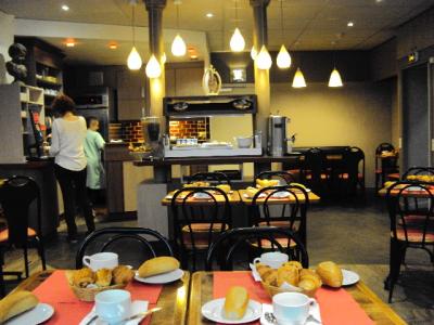 食堂、リビングです。トイレがついています。