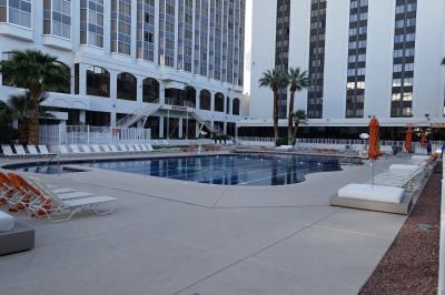 朝方、まだ使用開始時間前のプール