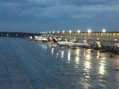 なかなか夜の空港も綺麗