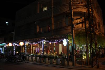 ホテルのレストランは夜遅くまで外国人観光客で賑わっています。