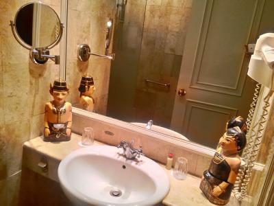 素敵なアメニティ入れが印象的なバスルーム（バスタブ無し）