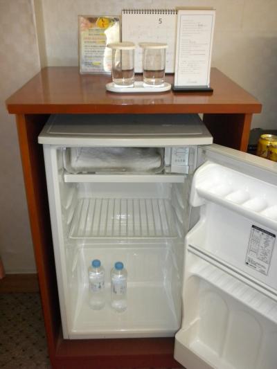 冷蔵庫とサービスのミネラルウォーター