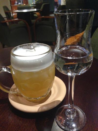 バーではバーテンさんお薦めのチェコのお酒を頂きました
