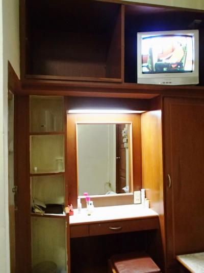 使いやすい鏡台、その上のテレビはベッドから見やすい