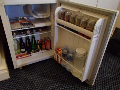 冷蔵庫がありますが、水だけは無料です　ミニキッチンもあります