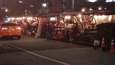 ホテル近くの屋台。お手頃な飲食店もたくさんあり賑やかです。