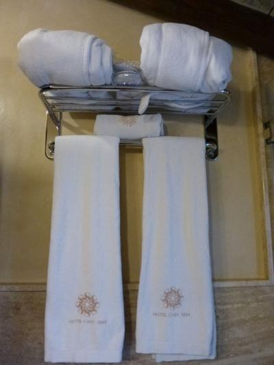ホテルオリジナルのバスローブ、スリッパがついています