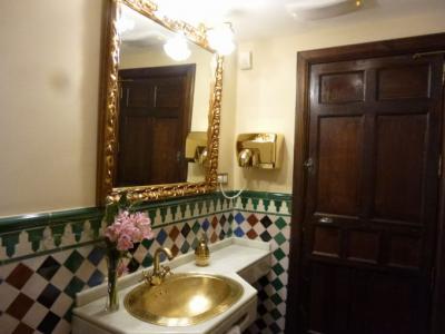 パティオのトイレはゴールドがいっぱいです