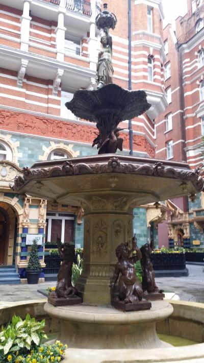 噴水のある素敵な中庭