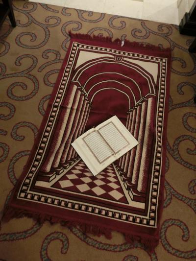 コーランと礼拝用絨毯