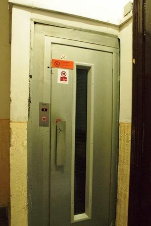 エレベータ!中のカゴの扉と外扉が連動してなくて外扉は手動式。