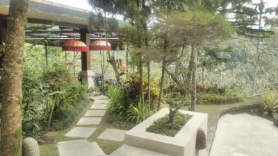 入ってすぐ、レセプション横、レストラン前